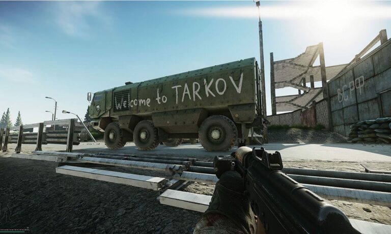 Captura del tráiler de lanzamiento de Escape From Tarkov mostrando combate táctico
