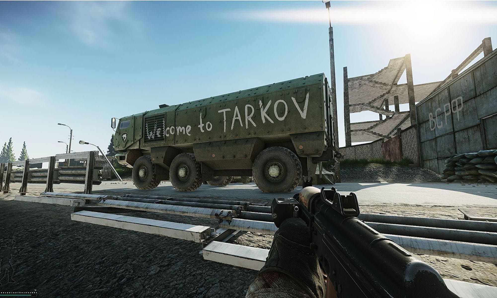 Captura del tráiler de lanzamiento de Escape From Tarkov mostrando combate táctico